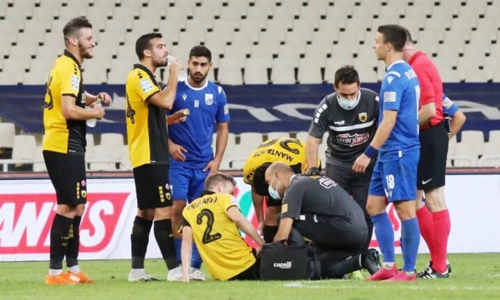 ΑΕΚ: Αποχώρησαν τραυματίες Μπακάκης και Μαχαίρας